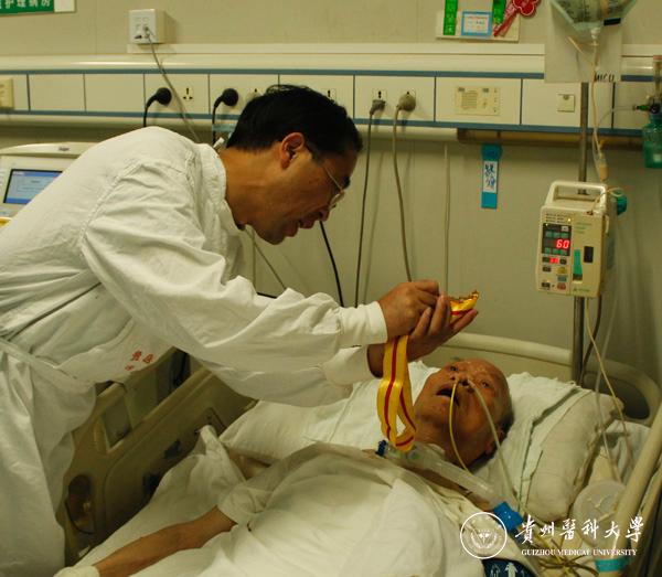探视beat365抗战离休老干部宋国彦(原贵阳医学院院办主任,90岁)