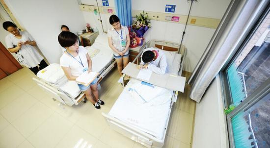 李文涛正在病房里考试