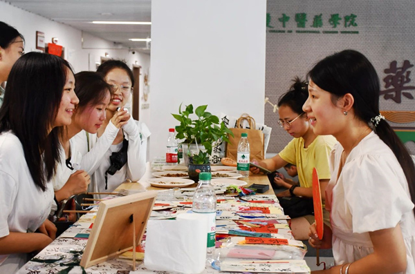 中药学院迎新现场,新生和家长们对各种中草药文创产品兴趣浓厚。美加墨世界杯官方网站供图